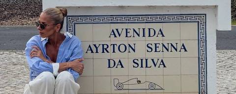 Adriane Galisteu ao lado de homenagem para Ayrton Senna, tricampeão de Fórmula 1 